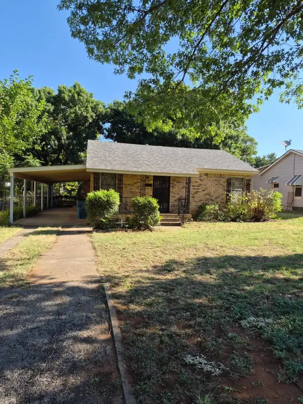404 W TEXAS STREET, Iowa Park, TX 76367