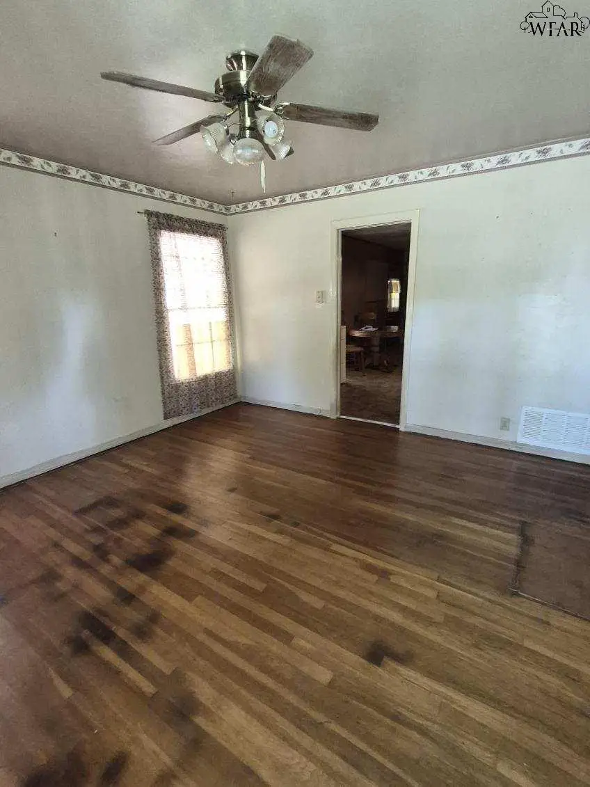 404 W TEXAS STREET, Iowa Park, TX 76367 - #2