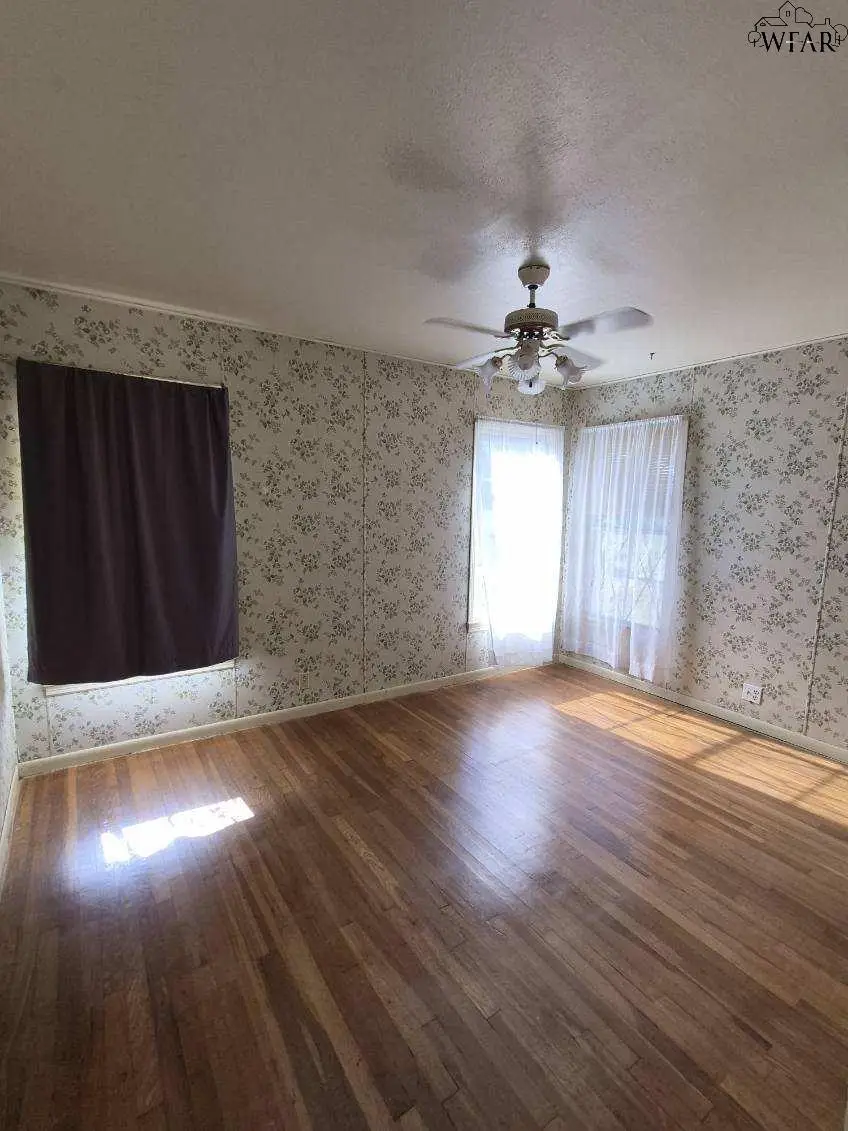404 W TEXAS STREET, Iowa Park, TX 76367 - #3