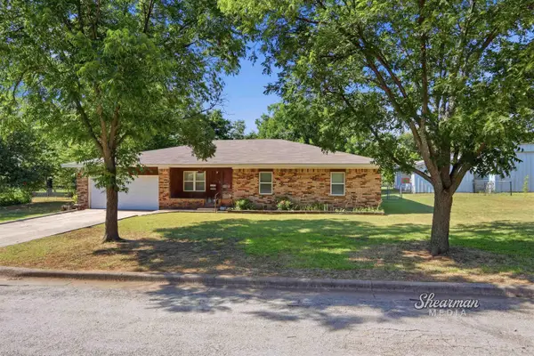 907 E WICHITA STREET, Henrietta, TX 76365