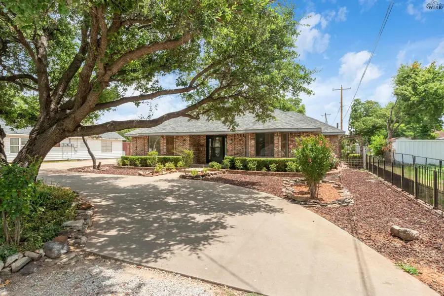 207 S JACKSON AVENUE, Iowa Park, TX 76367 - #2