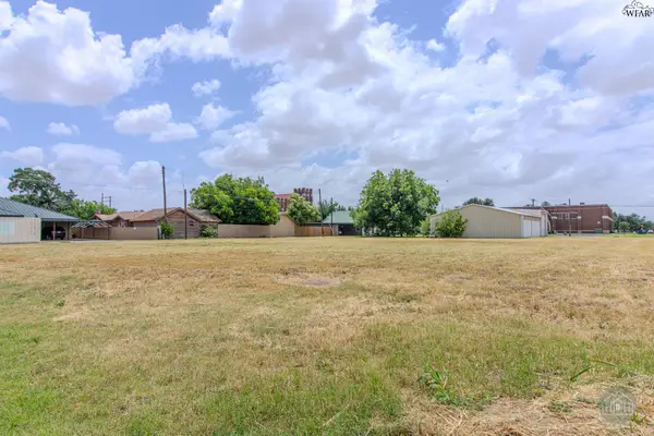 1901 DEAF SMITH STREET, Vernon, TX 76384