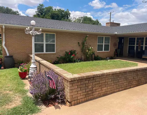 712 W CORA STREET, Seymour, TX 76380