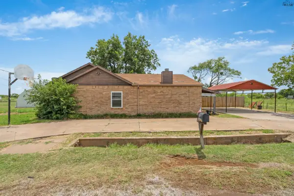 125 SOUTH GATE GARDENS STREET, Iowa Park, TX 76367