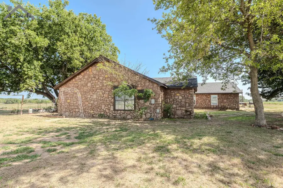 255250 EAST 2010 ROAD, Randlett, OK 73562 - #2