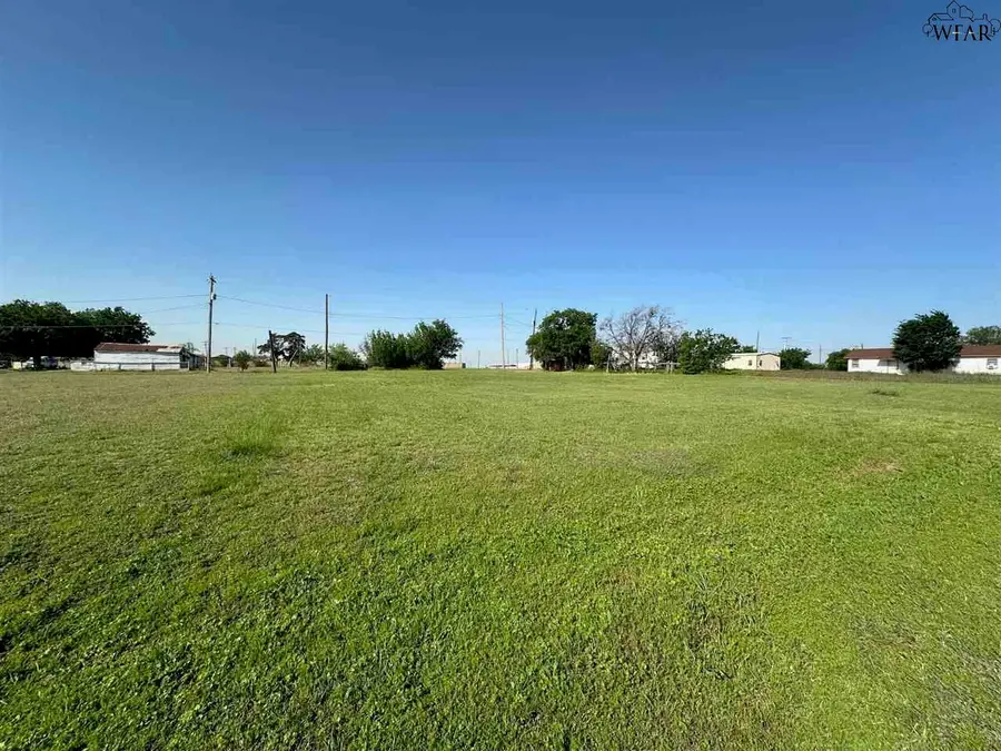 904 E GARRISON AVENUE, Electra, TX 76360 - #2