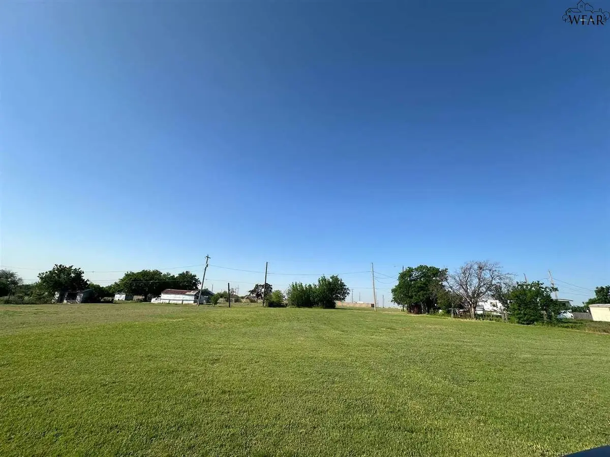 906 E GARRISON AVENUE, Electra, TX 76360 - #1