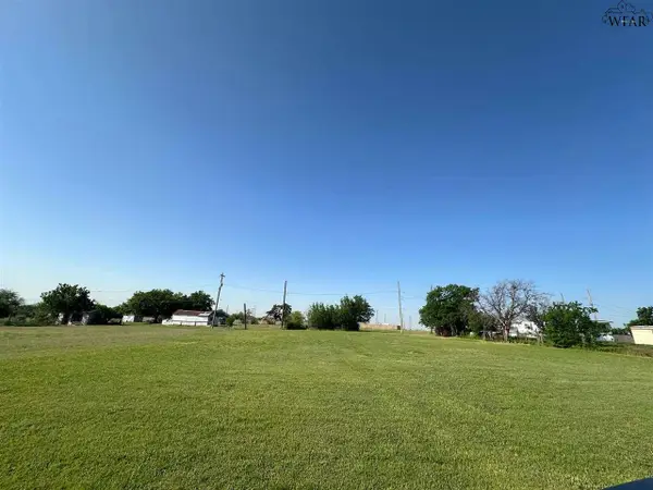 906 E GARRISON AVENUE, Electra, TX 76360