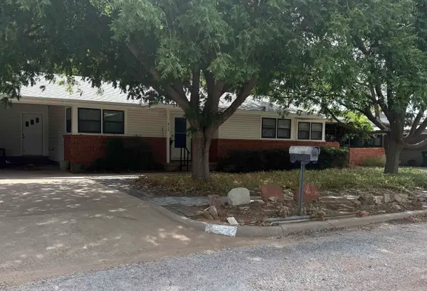 612 N PLANTS STREET, Seymour, TX 76380