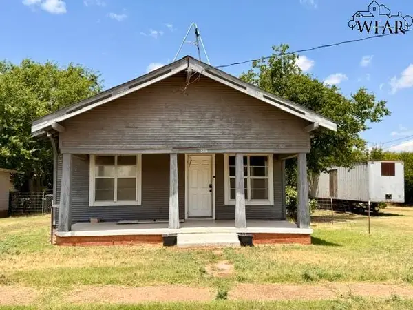 805 N WAGGONER STREET, Electra, TX 76360
