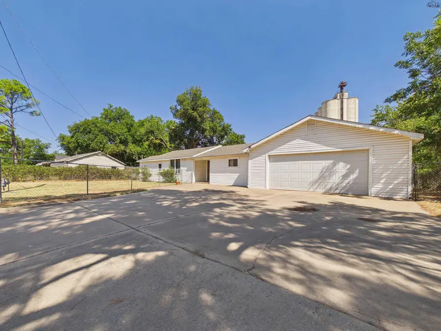 105 W COLLEGE STREET, Burkburnett, TX 76354 - #3