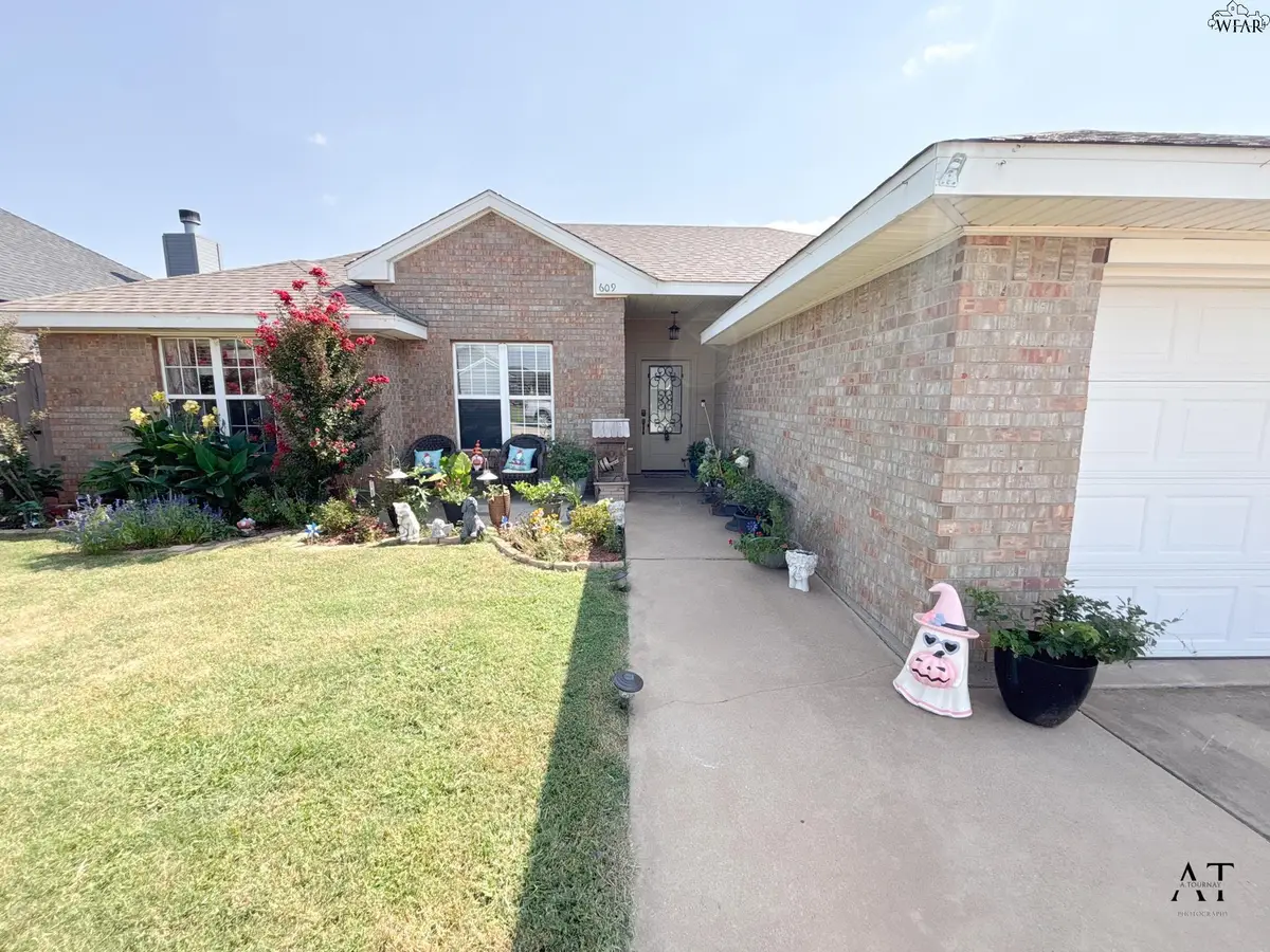 609 E TEXAS AVENUE, Iowa Park, TX 76367 - #1