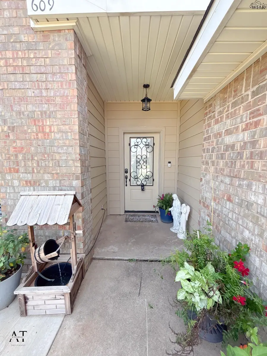 609 E TEXAS AVENUE, Iowa Park, TX 76367 - #2