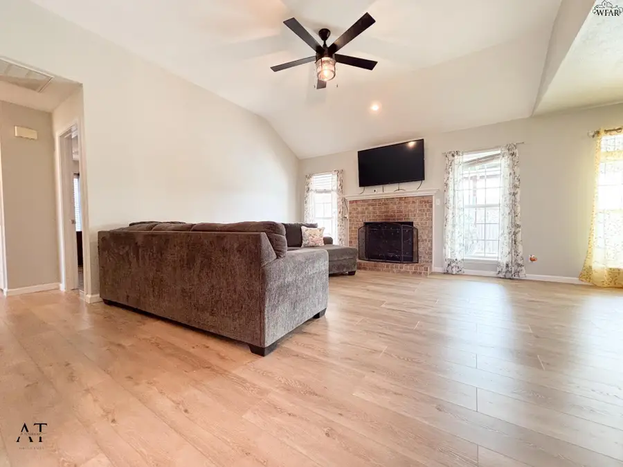 609 E TEXAS AVENUE, Iowa Park, TX 76367 - #3