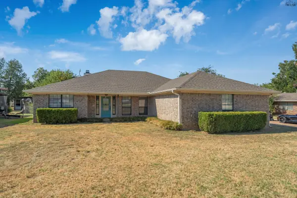615 W CLARA AVENUE, Iowa Park, TX 76367