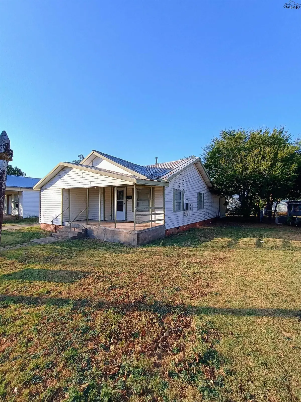 302 E SUMMIT AVENUE, Electra, TX 76360 - #1