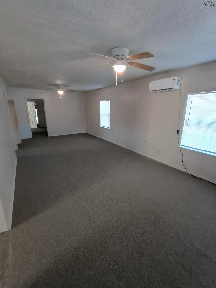 302 E SUMMIT AVENUE, Electra, TX 76360 - #3