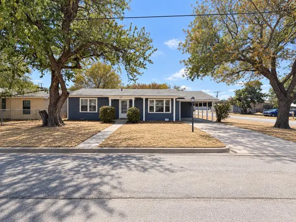 203 E SPRING STREET, Henrietta, TX 76365