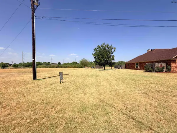 500 E TEXAS AVENUE, Iowa Park, TX 76367