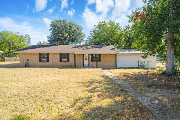 1107 N 2ND STREET, Iowa Park, TX 76367