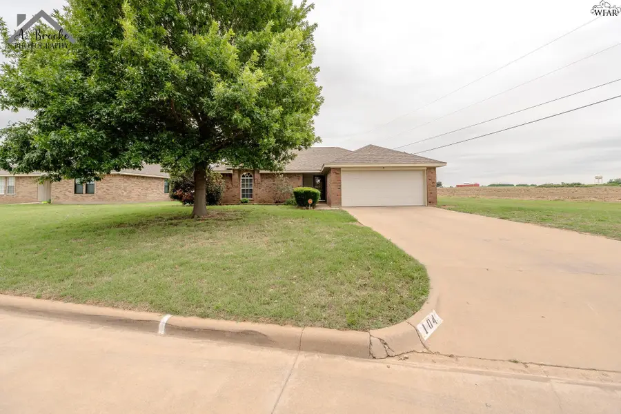 104 HIDDEN CREEK ROAD, Burkburnett, TX 76354 - #2