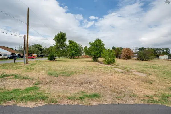 300 E EMERALD AVENUE, Iowa Park, TX 76367