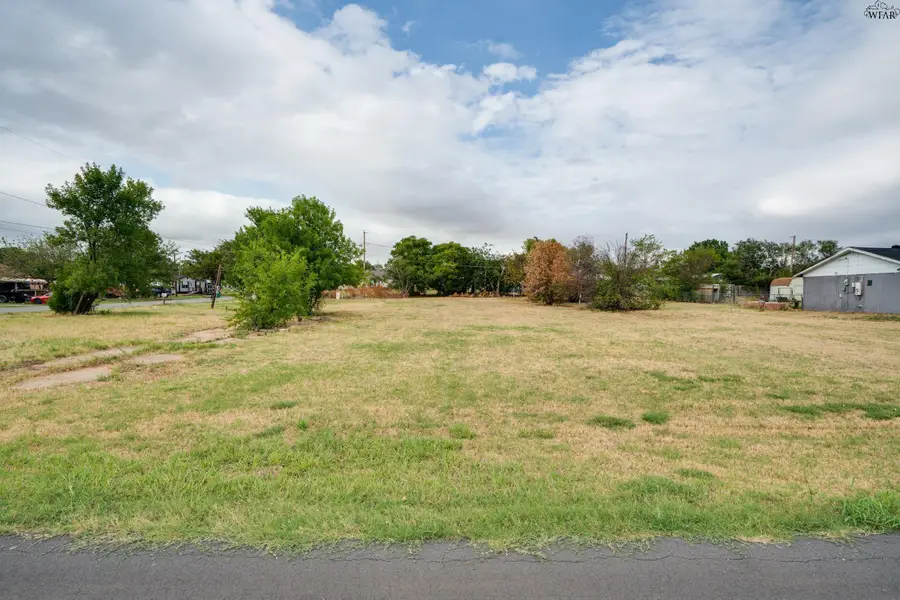 300 E EMERALD AVENUE, Iowa Park, TX 76367 - #2