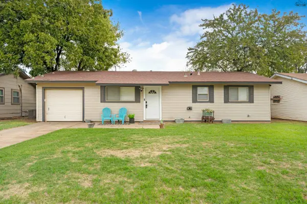 1205 S WALL STREET, Iowa Park, TX 76367