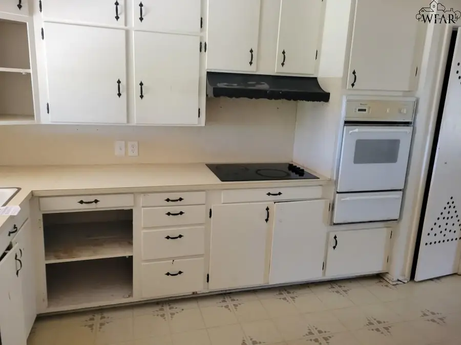 402 E SUMMIT STREET, Electra, TX 76360 - #2