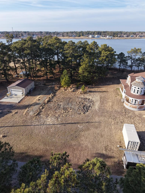 1 Woodland Dr, CHINCOTEAGUE, VA 23336