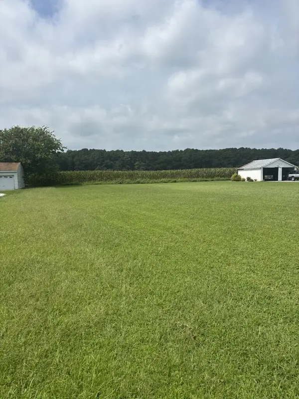 8 Metompkin Rd, BLOXOM, VA 23308