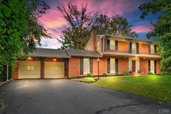 1926 SW Hope Road, Roanoke, VA 24018