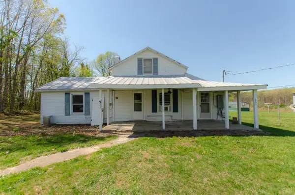 957 Blue Ridge Dr, Gretna, VA 24557