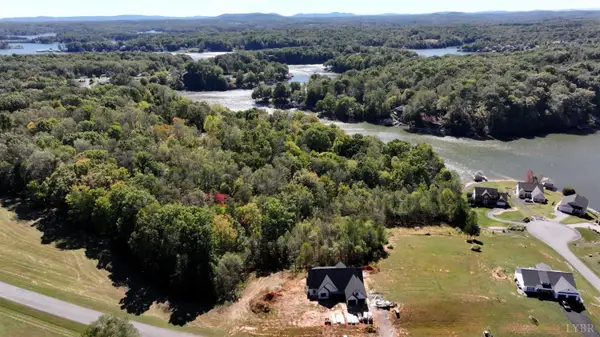 92 Camellia Pl., Moneta, VA 24121