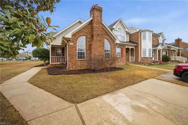 400 S Lake Circle, Chesapeake, VA 23322