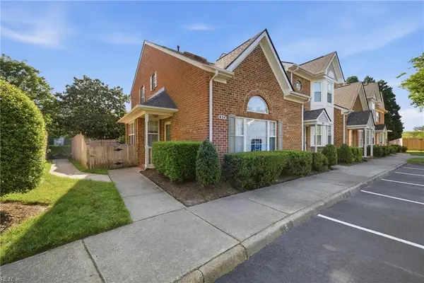834 W Lake Circle, Chesapeake, VA 23322