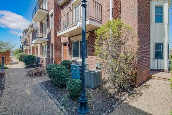 16 Academy Lane, Hampton, VA 23669