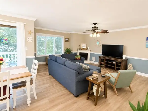 3 Harbor Watch Dr Drive #613, Chesapeake, VA 23320