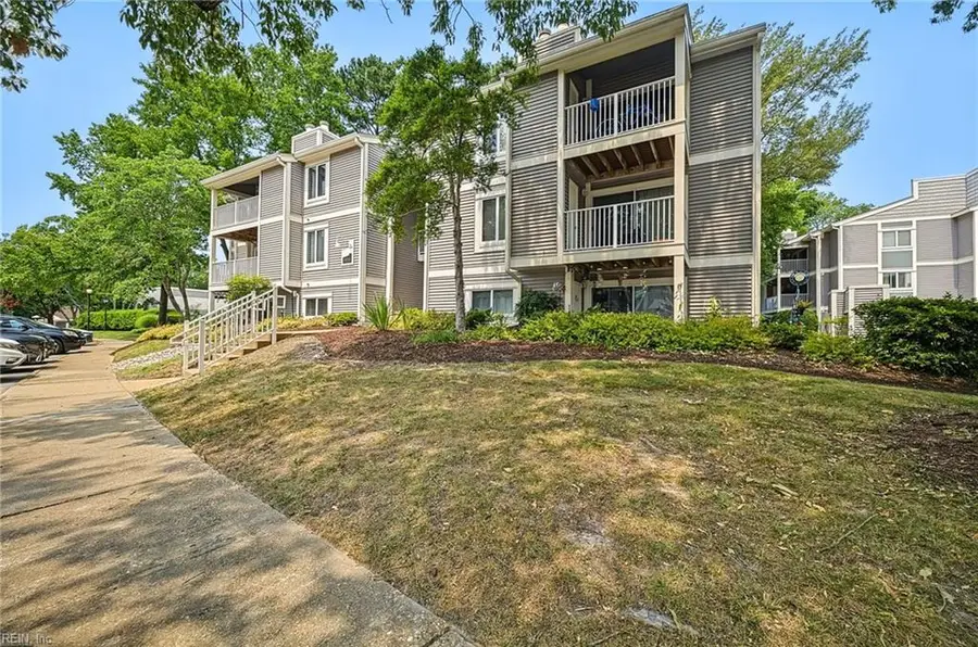 1028 Autumn Woods Ln Lane #103, Virginia Beach, VA 23454 - #3