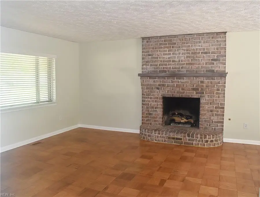 725 Roslyn Road, Newport News, VA 23601 - #2