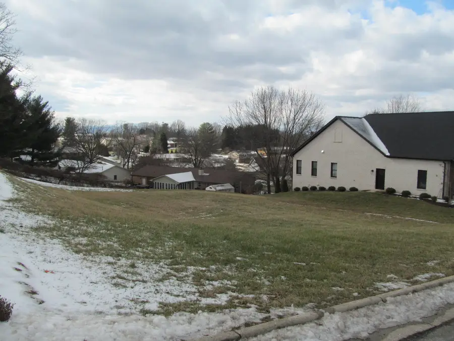 310 Stoneledge Dr, Roanoke, VA 24019 - #2