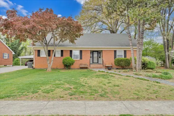 215 Chestnut St, Salem, VA 24153