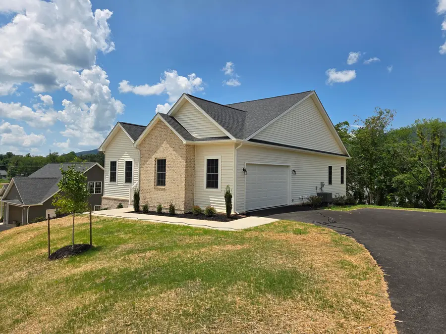 5548 Old Grove Ln, Salem, VA 24153 - #2