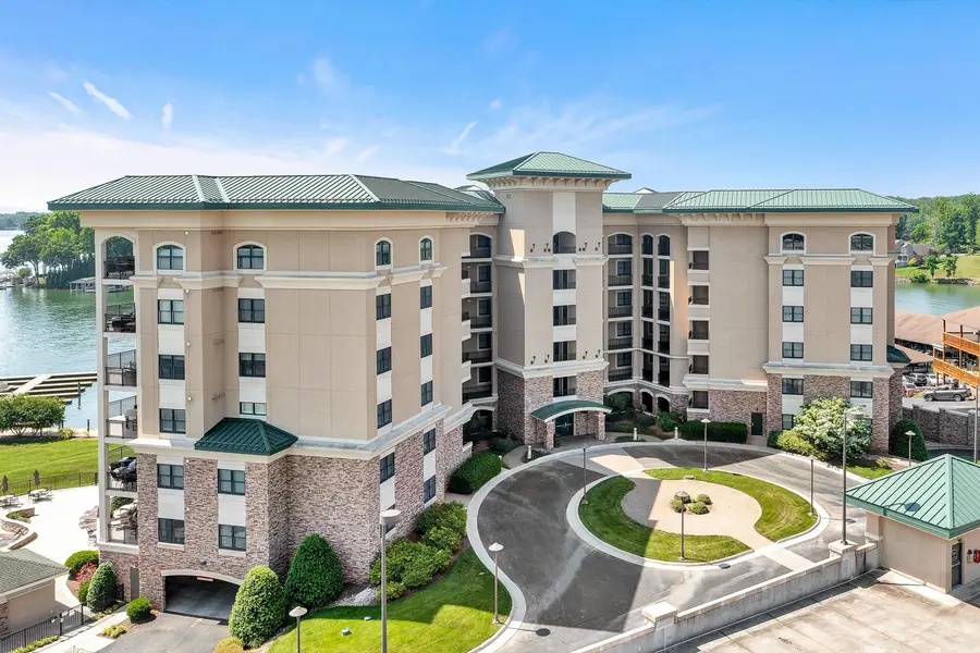 100 Bridgewater Pointe Pl #201, Moneta, VA 24121 - #2