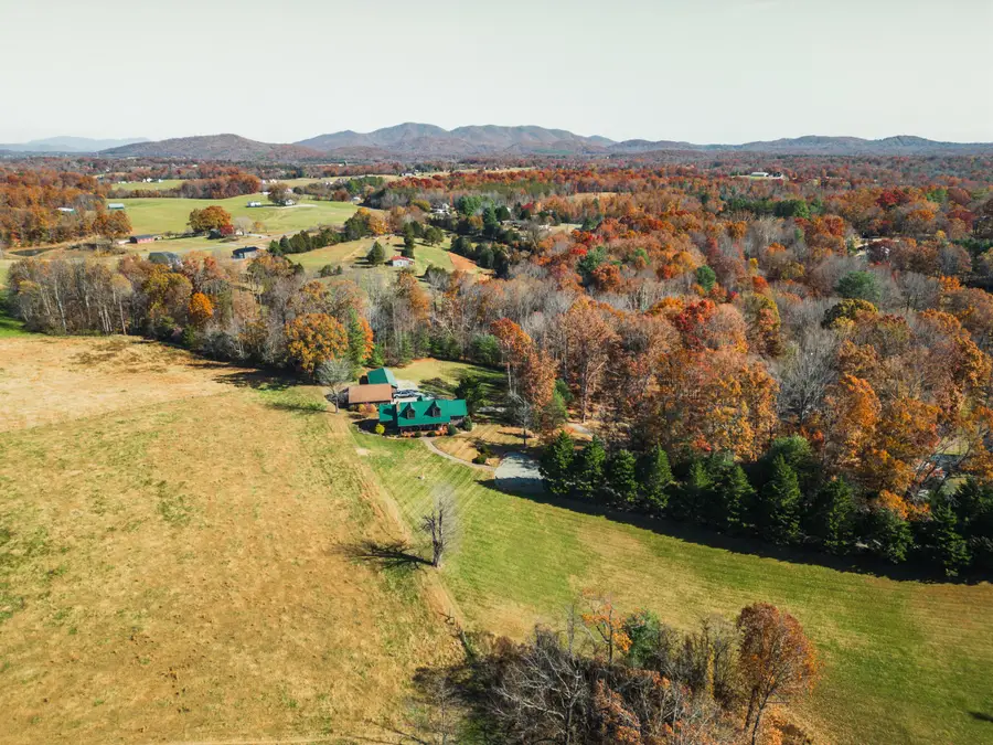 202 Springhill Cir, Bedford, VA 24523 - #2