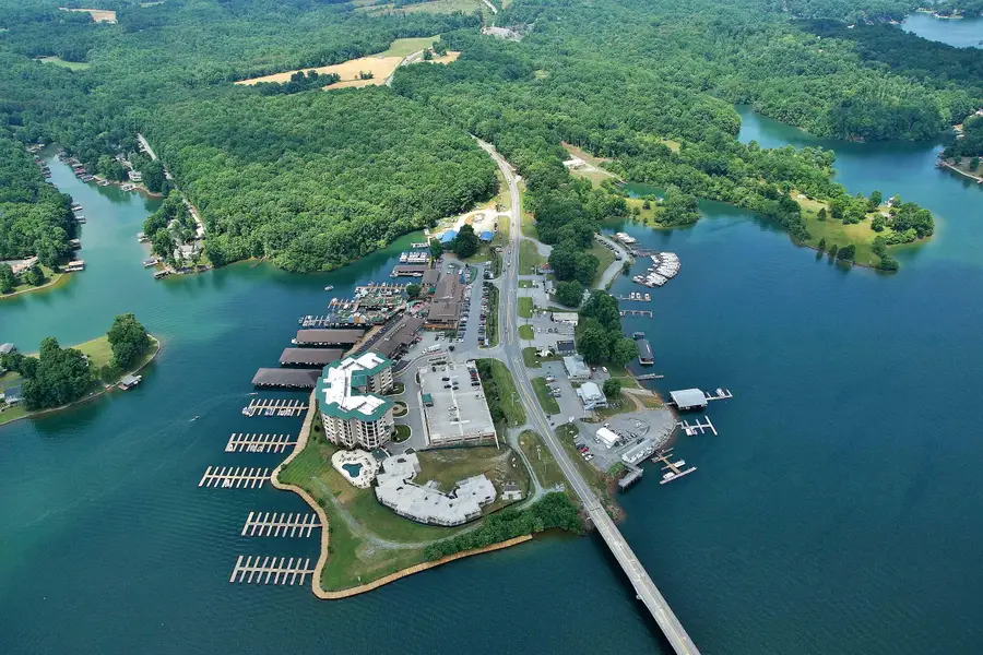 110 Bridgewater Pointe Pl, Moneta, VA 24121 - #3