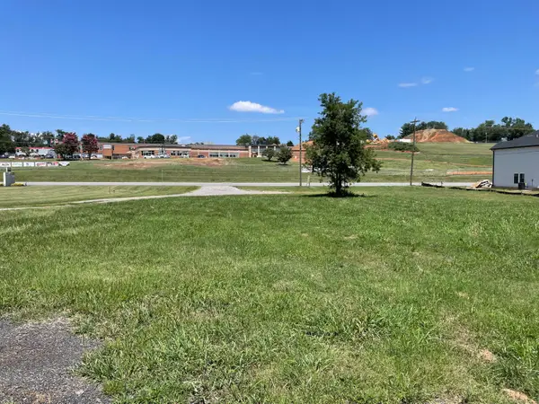 1213 Hardy Rd, Vinton, VA 24179