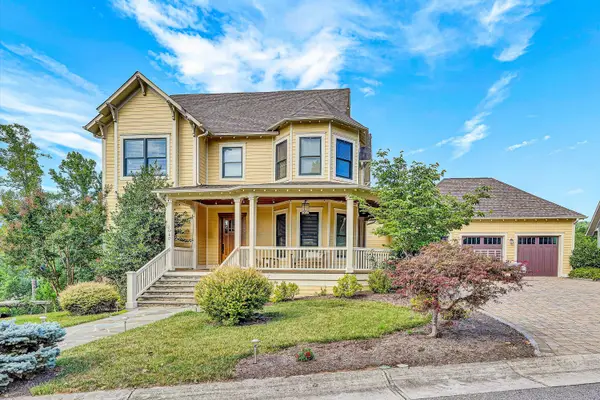 6060 Roycroft Dr, Roanoke, VA 24018