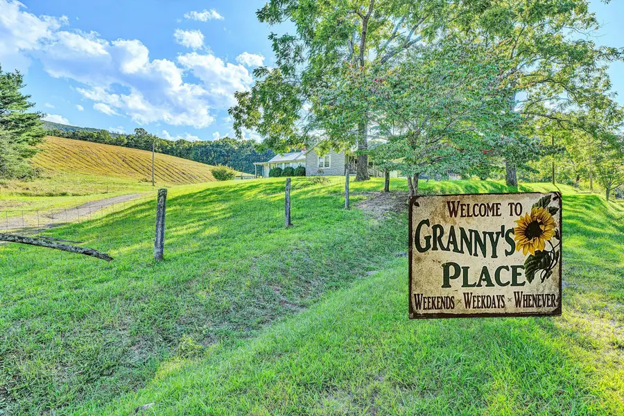 2816 Johns Creek Rd, New Castle, VA 24127 - #2