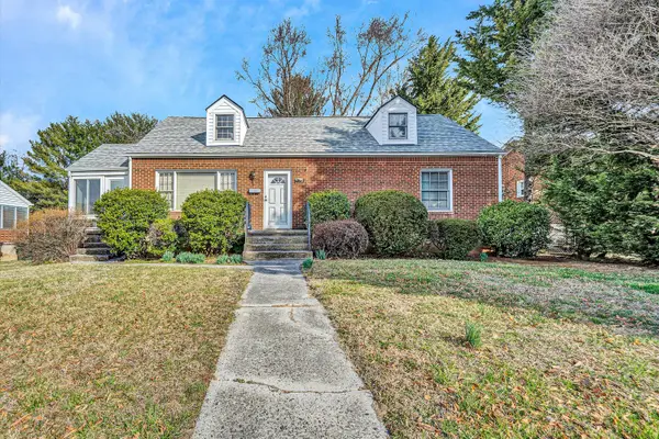 919 Logan St, Salem, VA 24153